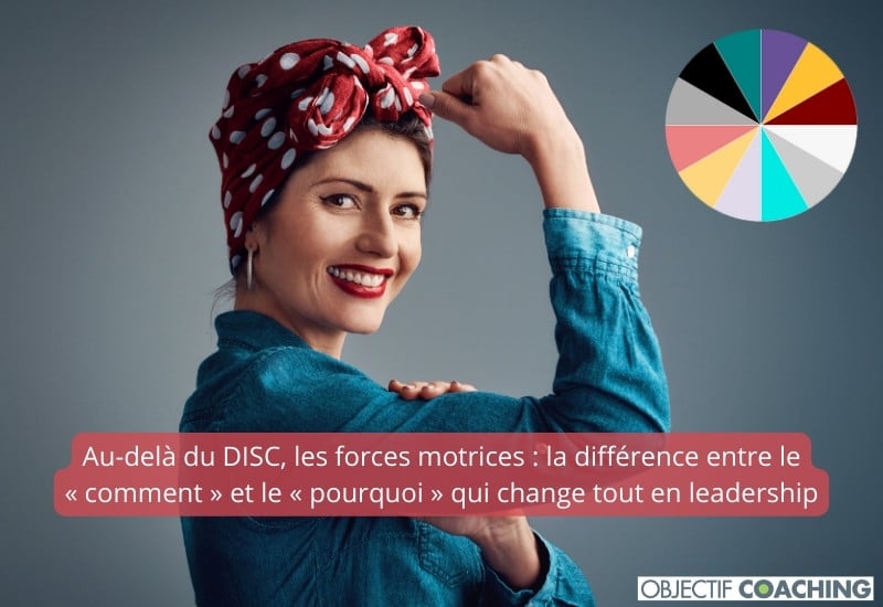 Femme adoptant une posture confiante avec une roue des forces motrices, illustrant la différence entre le comportement DISC et les motivations en leadership.