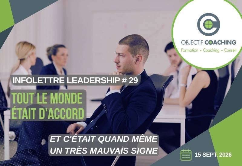 Gestionnaire en retrait lors d'une réunion d'équipe, l'air songeur, pendant que ses collègues poursuivent la discussion — Infolettre Leadership #29 sur la cohésion d'équipe et le faux consensus